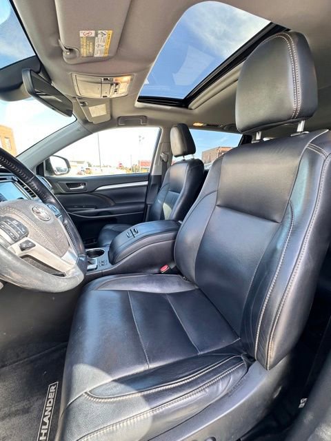 Used 2017 Toyota Highlander XLE image 24