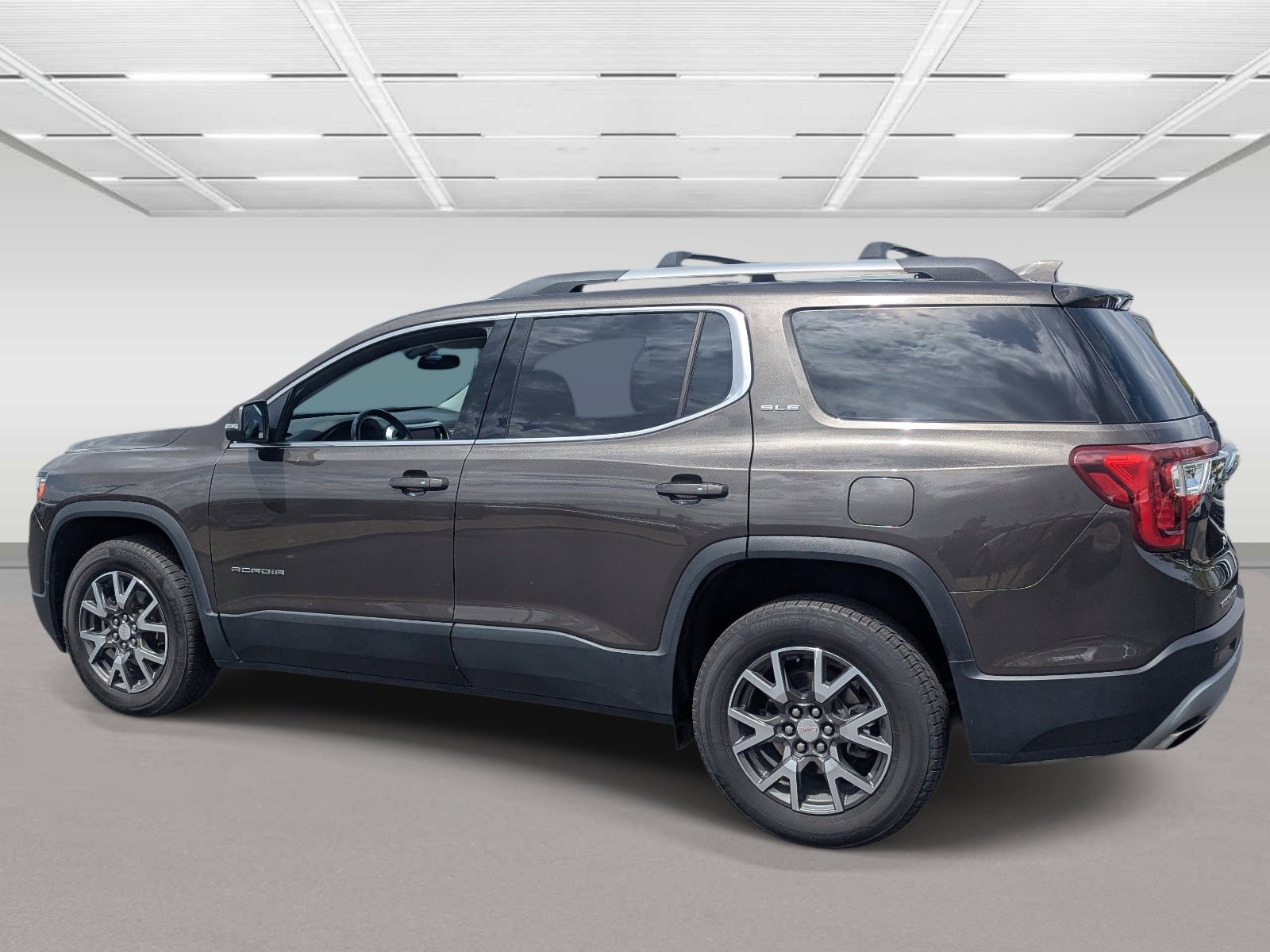 Used 2020 GMC Acadia SLE w/ Driver Convenience Package image 3
