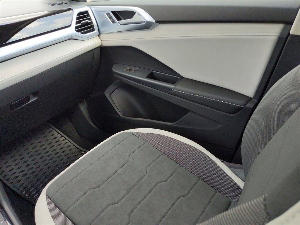 Used 2025 Volkswagen Taos SE image 23