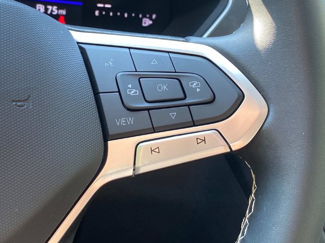 Used 2023 Volkswagen Tiguan SE w/ Panoramic Sunroof Package FWD image 22