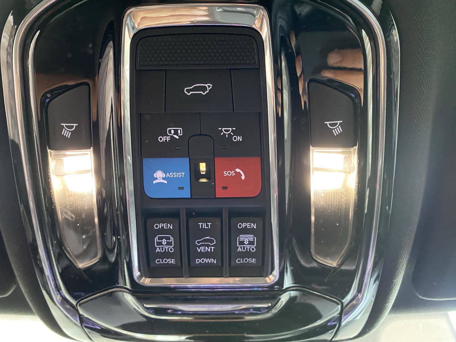 Used 2024 Jeep Grand Cherokee Overland w/ Luxury Tech Group IV AWD/4WD image 30