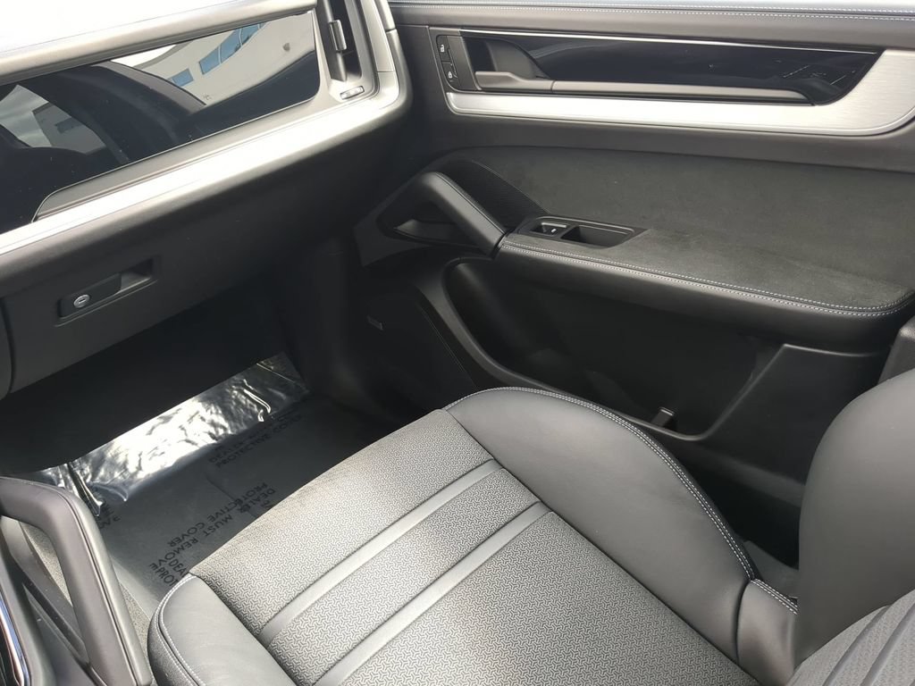 Used 2025 Porsche Cayenne GTS AWD/4WD image 15