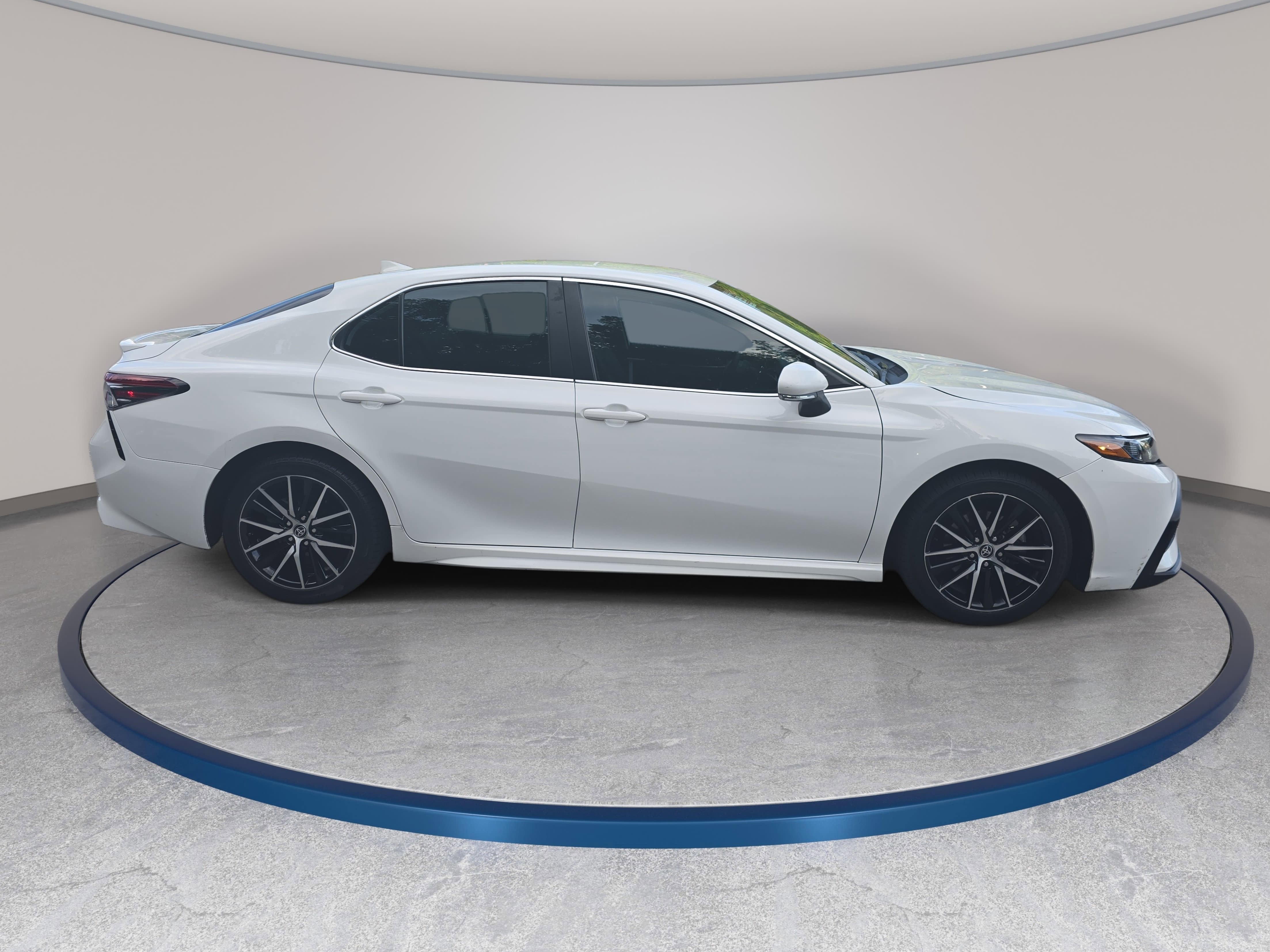 Used 2023 Toyota Camry SE FWD image 4