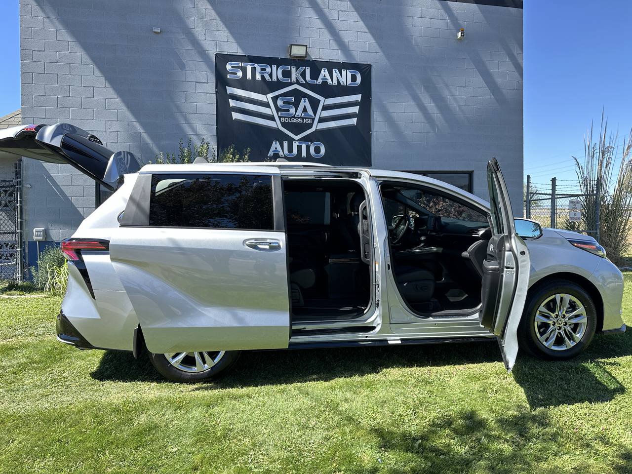 Used 2025 Toyota Sienna Platinum AWD/4WD image 28