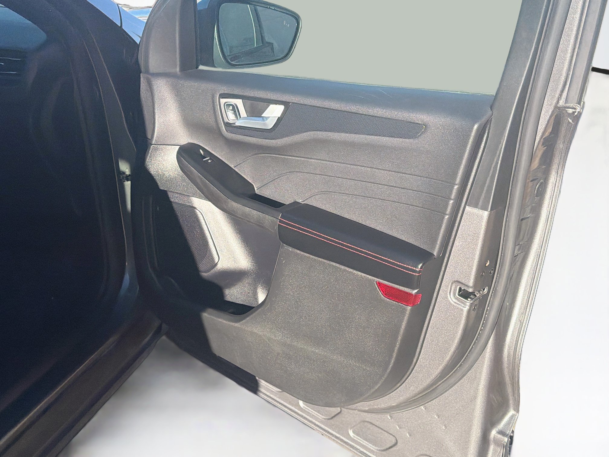 Used 2025 Ford Escape ST-Line Select AWD/4WD image 34