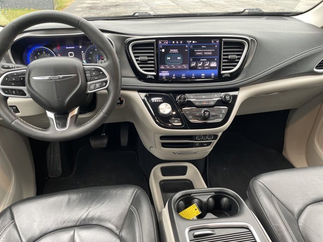 Used 2022 Chrysler Pacifica Touring-L image 3