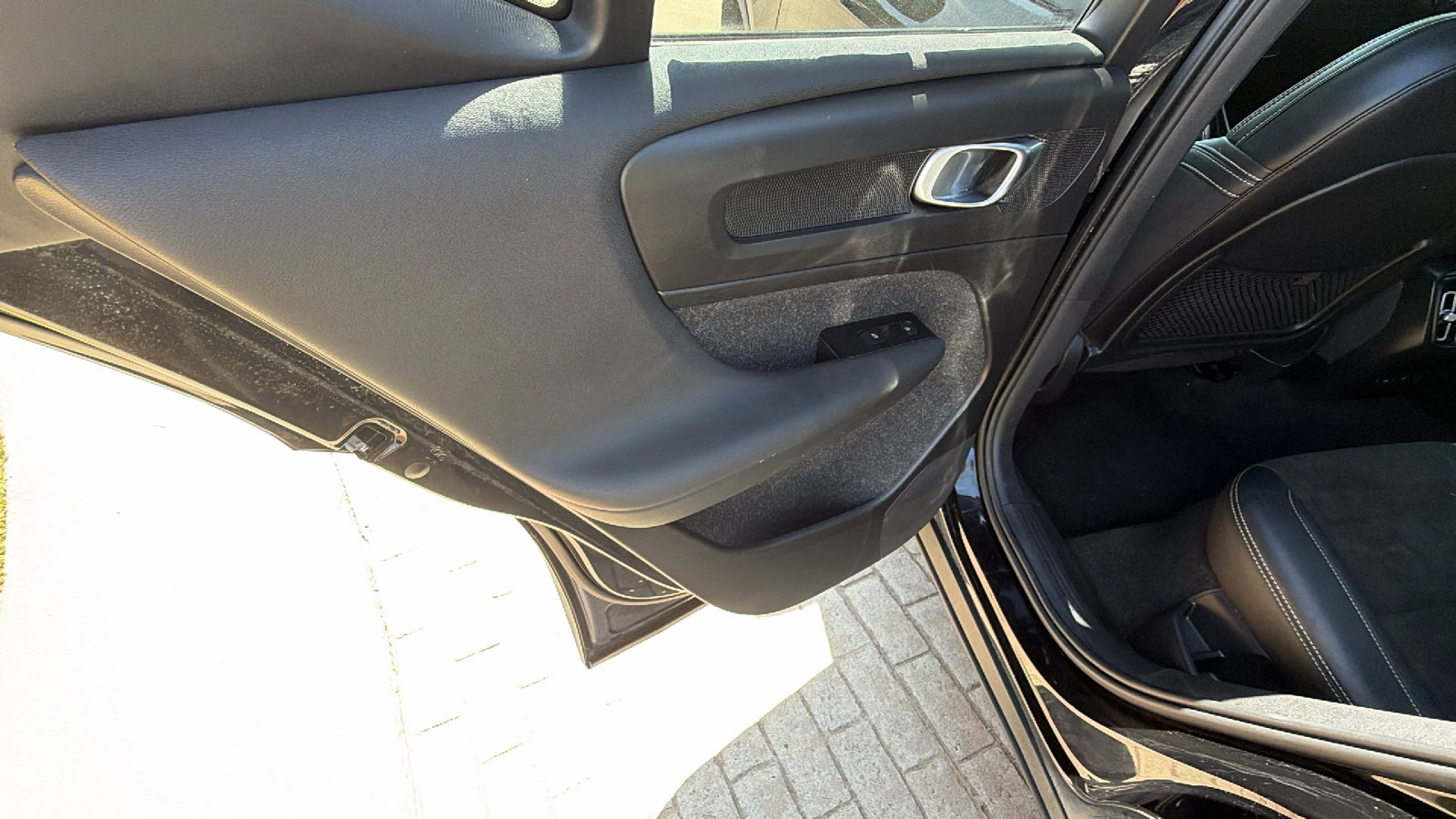 Used 2022 Volvo XC40 P8 Recharge Plus AWD/4WD image 23
