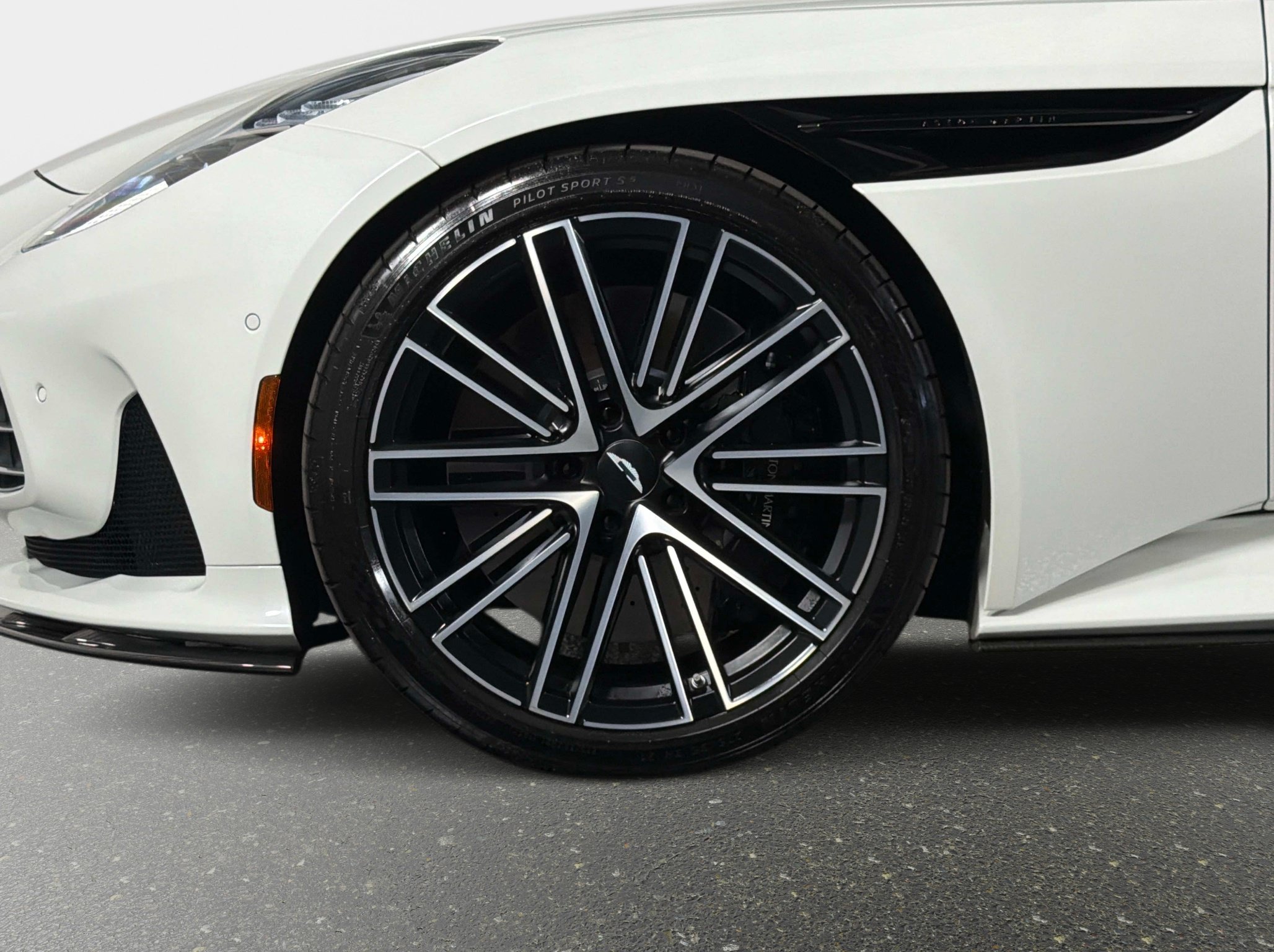 Used 2024 Aston Martin DB12 Coupe RWD image 16
