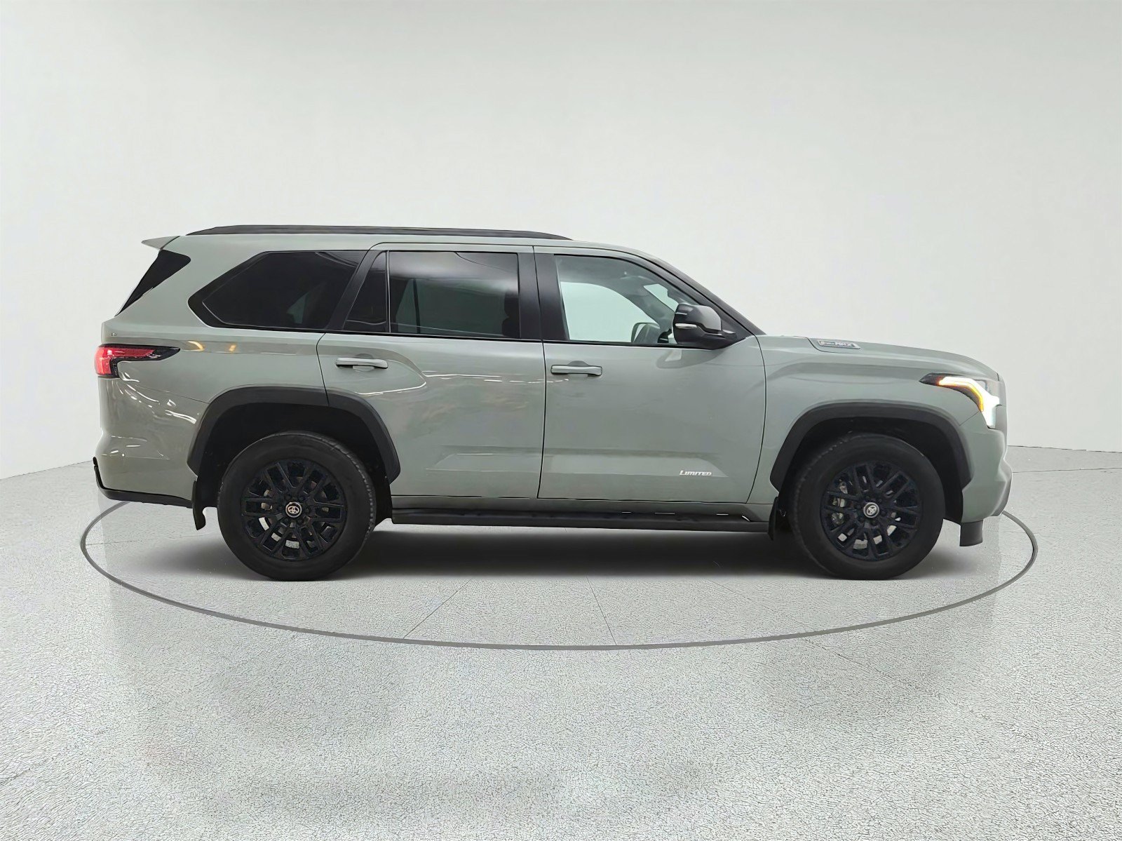 Used 2025 Toyota Sequoia Limited w/ Tow Technology Package AWD/4WD image 4