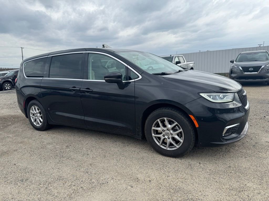 Used 2023 Chrysler Pacifica Touring-L image 7