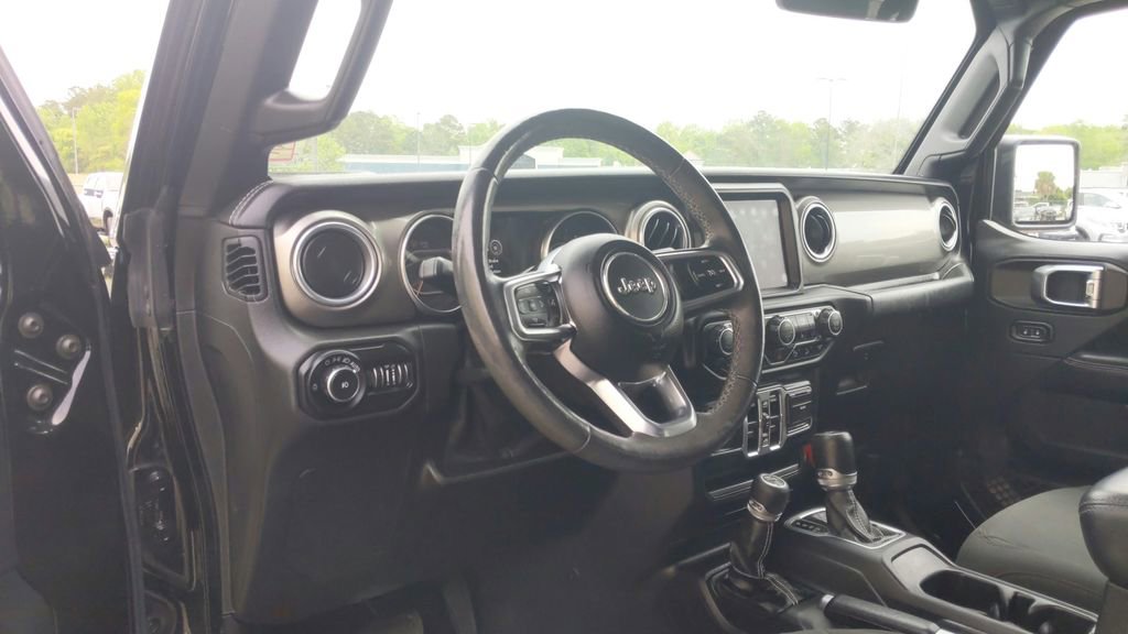 Used 2018 Jeep Wrangler Unlimited Sahara w/ Dual Top Group AWD/4WD image 18