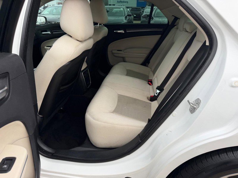 Used 2018 Chrysler 300 Touring w/ Driver Convenience Group image 8