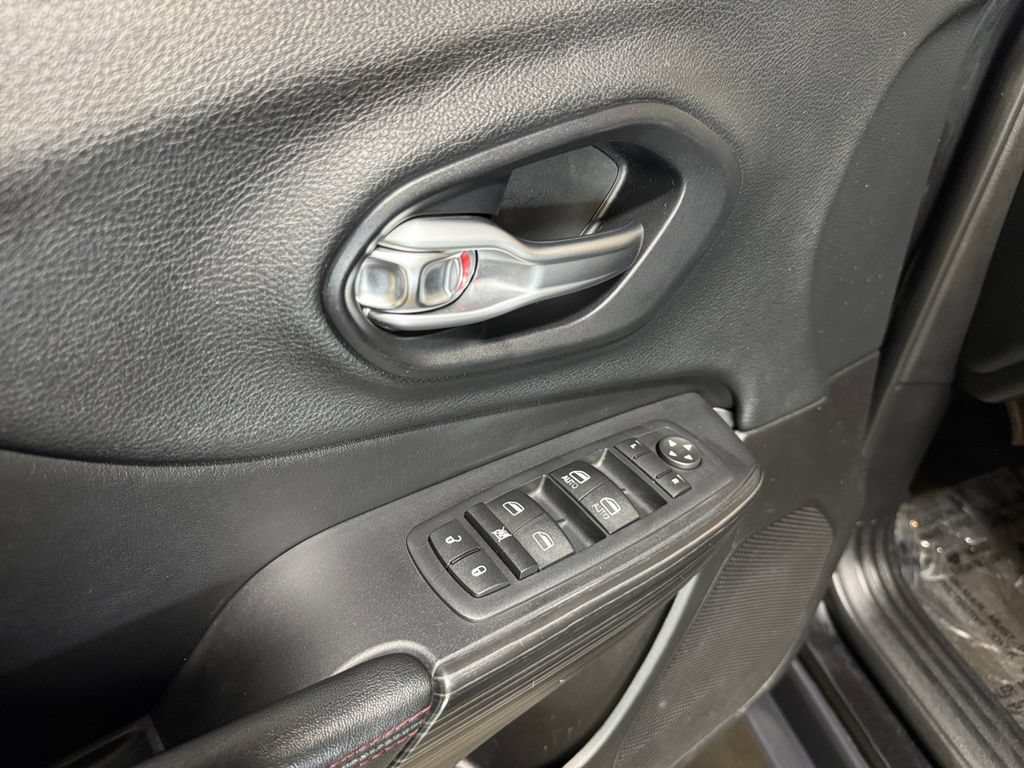 Used 2015 Jeep Cherokee Trailhawk w/ Comfort/Convenience Group AWD/4WD image 14