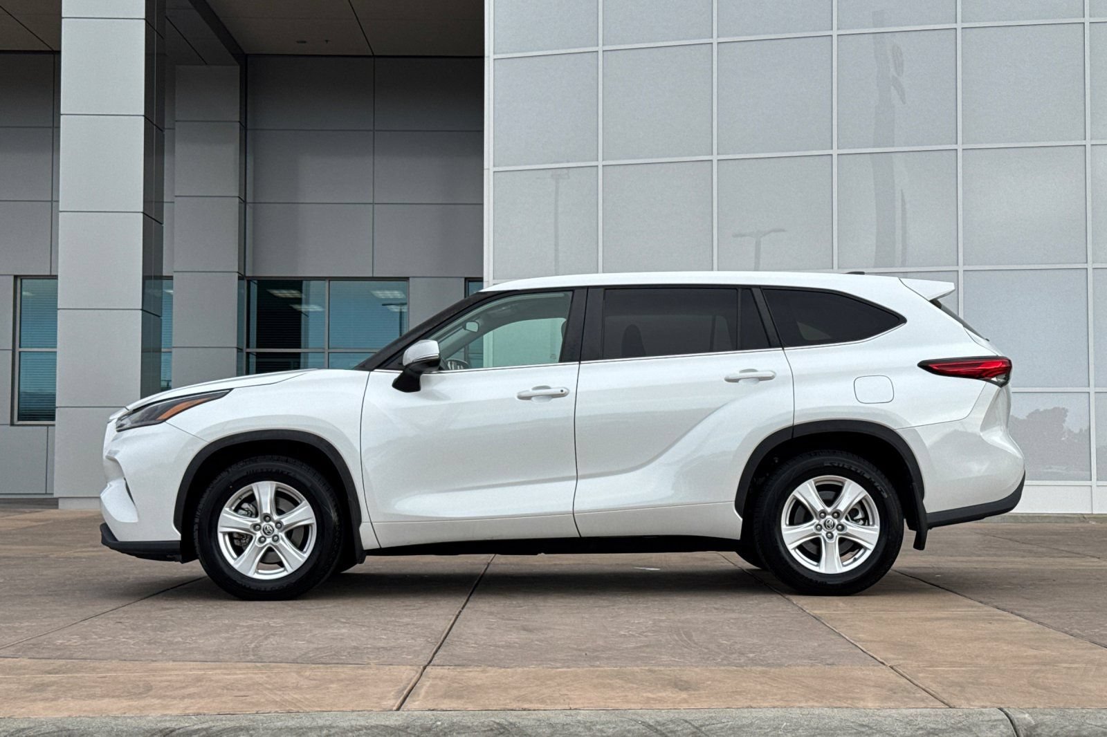 Certified 2023 Toyota Highlander LE AWD/4WD image 8