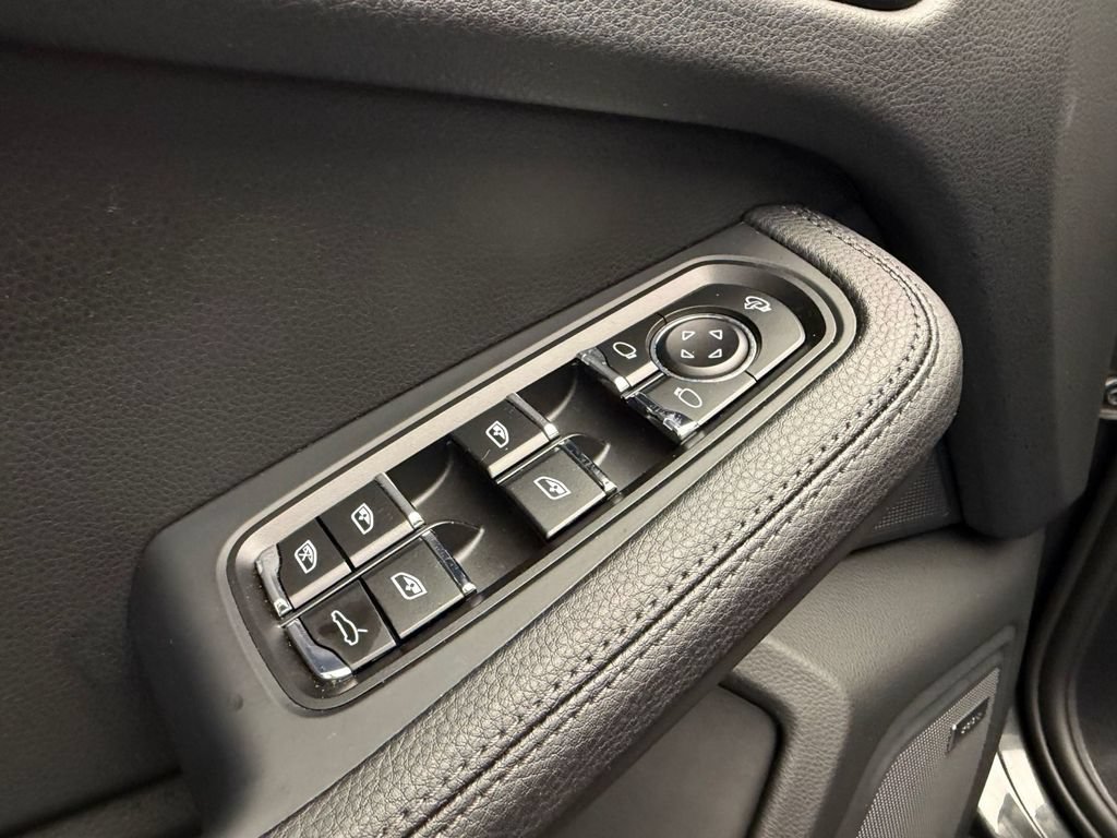 Certified 2026 Porsche Macan AWD/4WD image 19