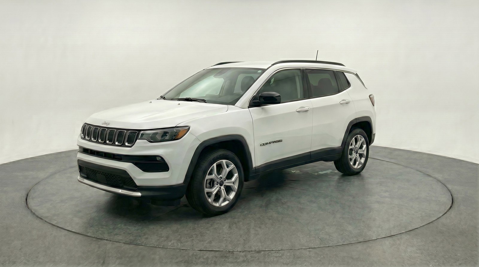 Used 2025 Jeep Compass Latitude AWD/4WD image 3