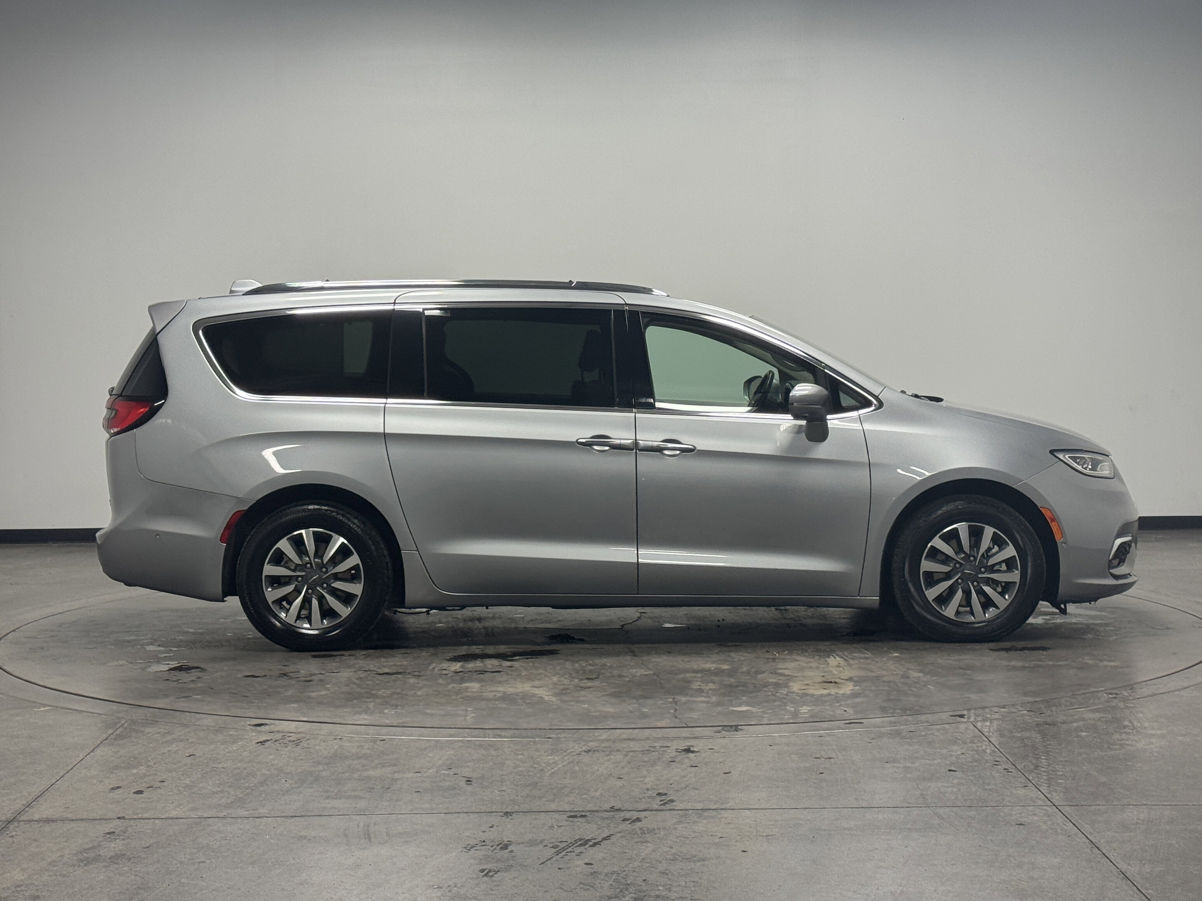 Used 2021 Chrysler Pacifica Touring-L image 9