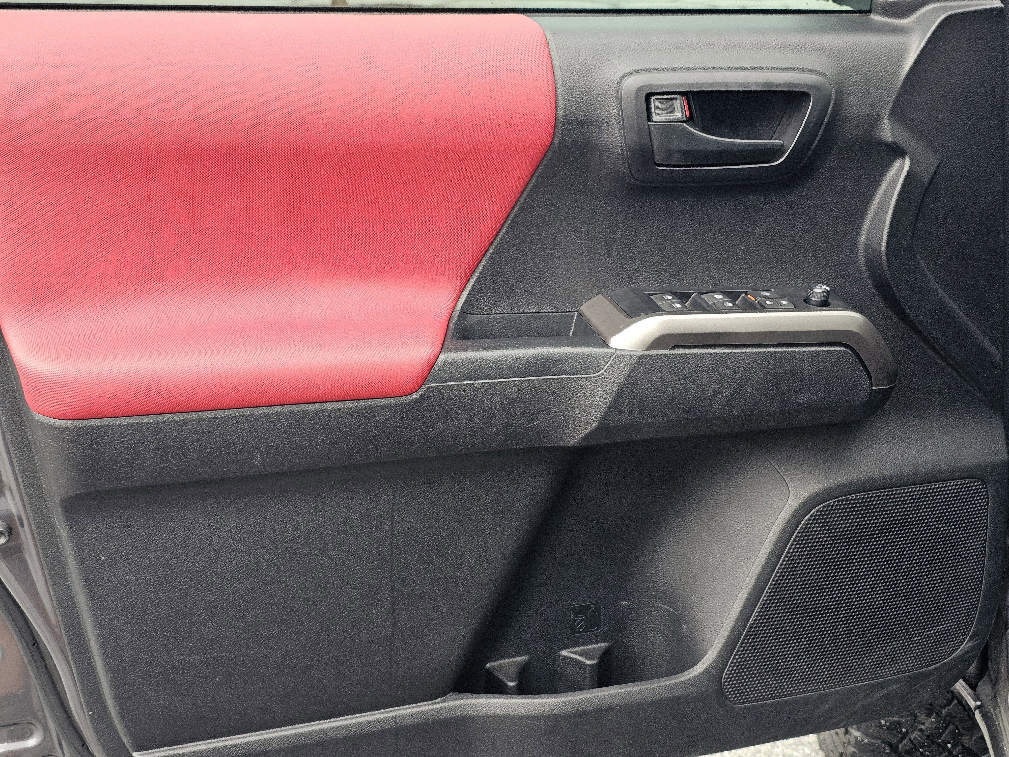 Used 2022 Toyota Tacoma SR5 AWD/4WD image 14