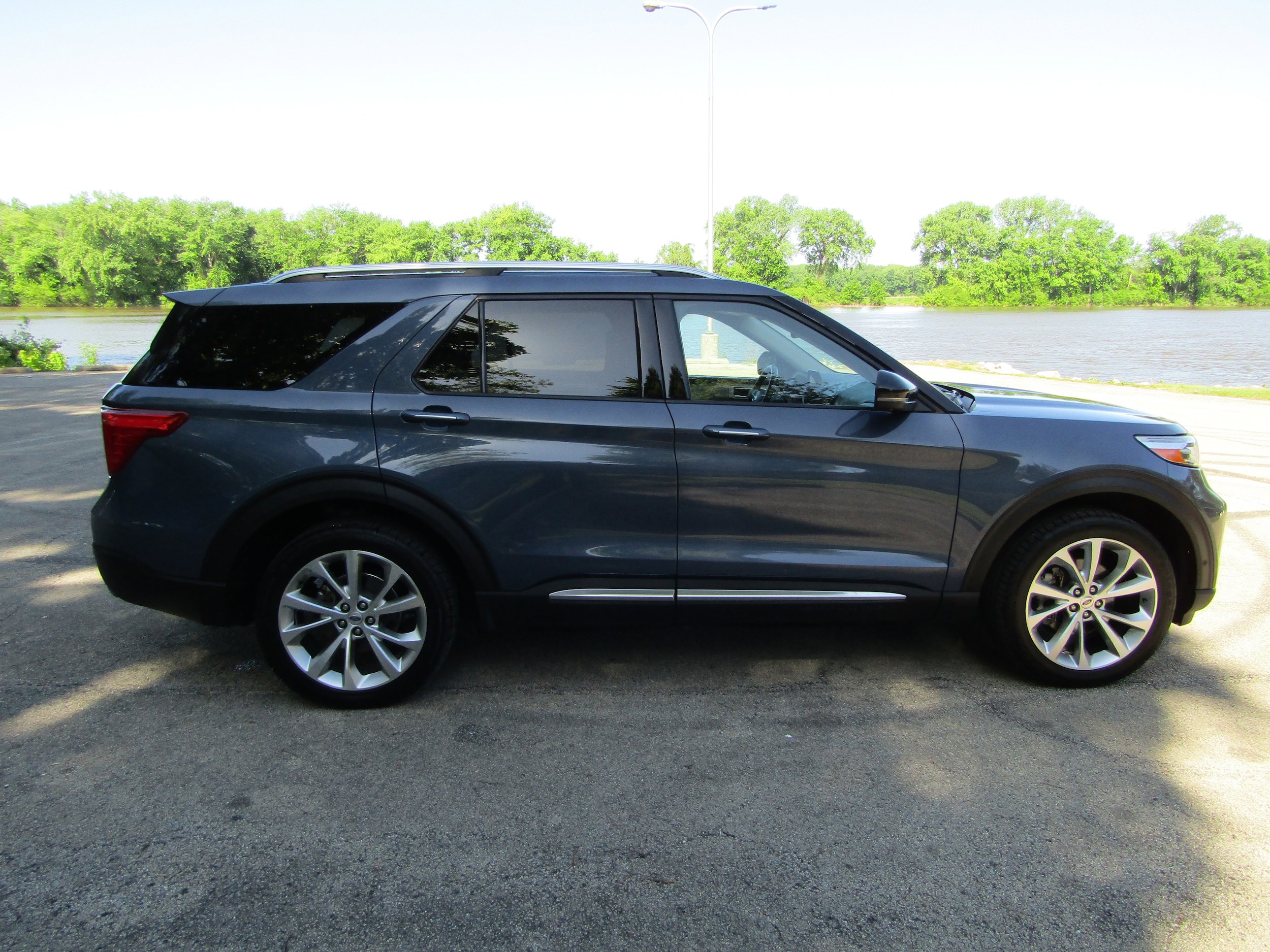 Used 2021 Ford Explorer Platinum w/ Equipment Group 601A AWD/4WD image 5
