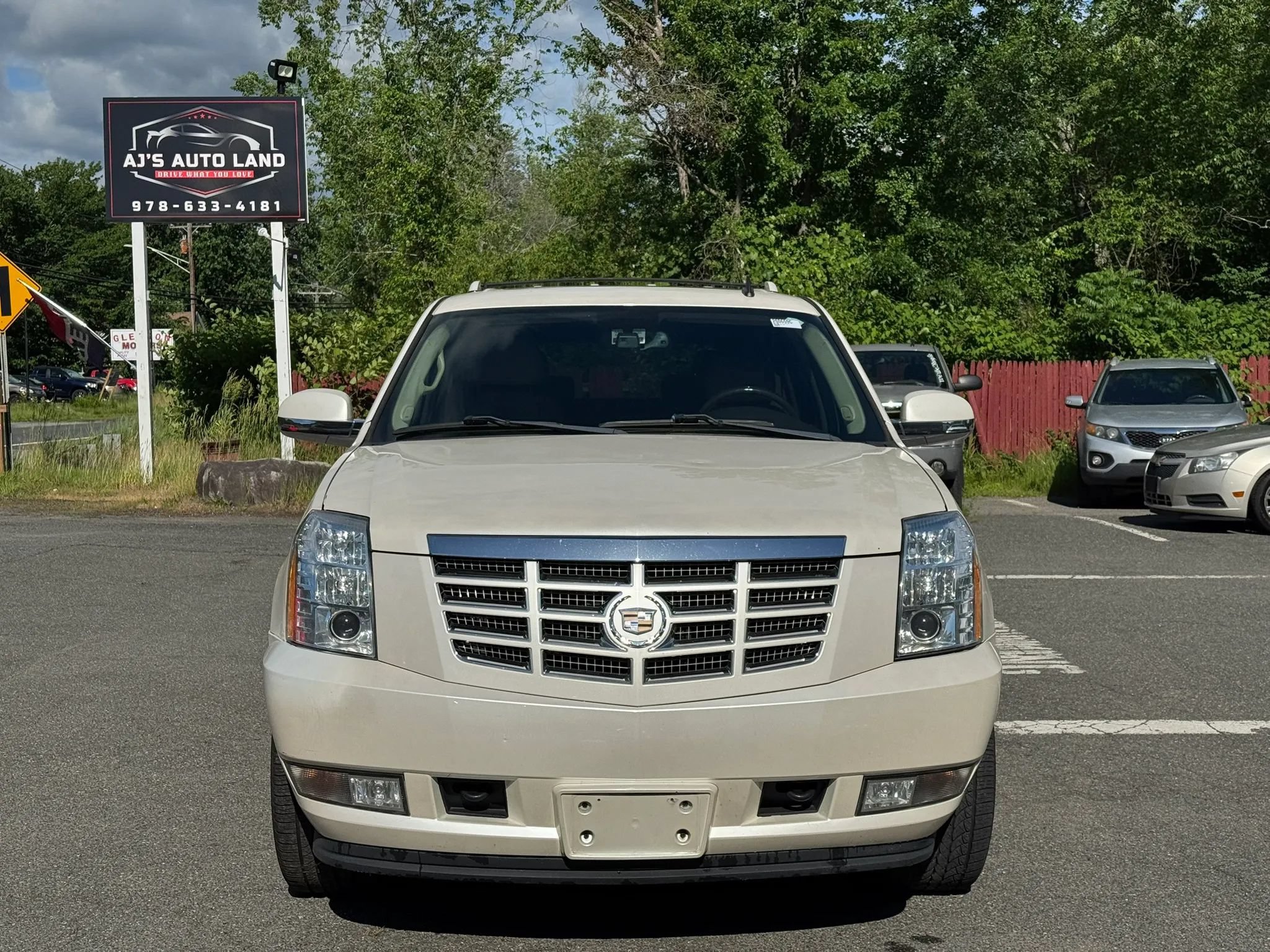 Used 2011 Cadillac Escalade Luxury AWD/4WD image 8