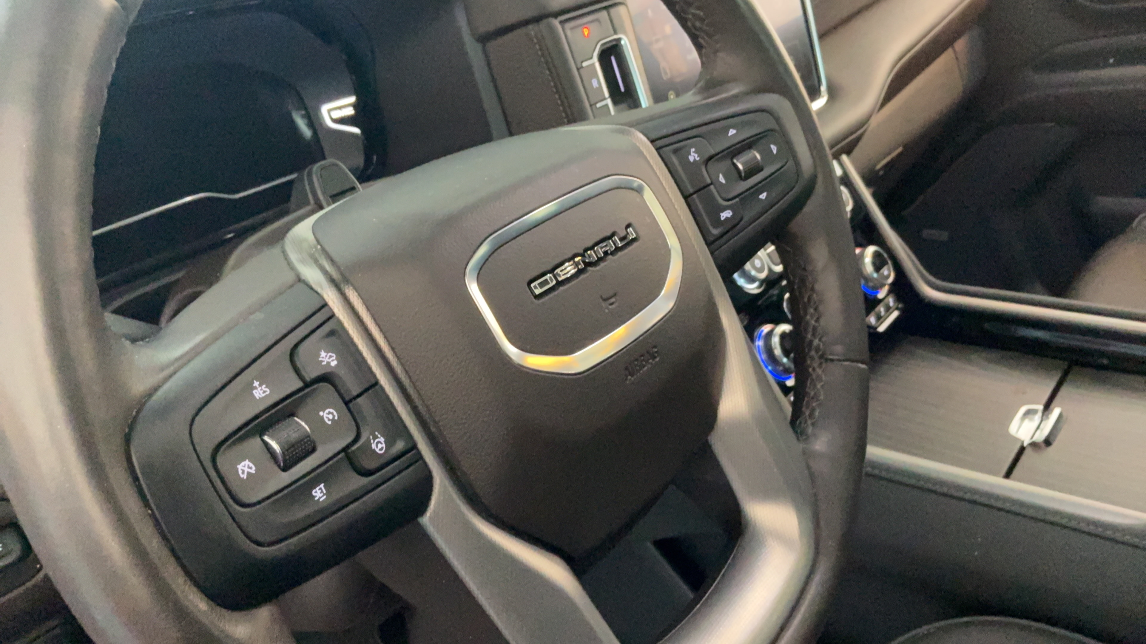 Used 2024 GMC Yukon Denali w/ Advanced Technology Package AWD/4WD image 28