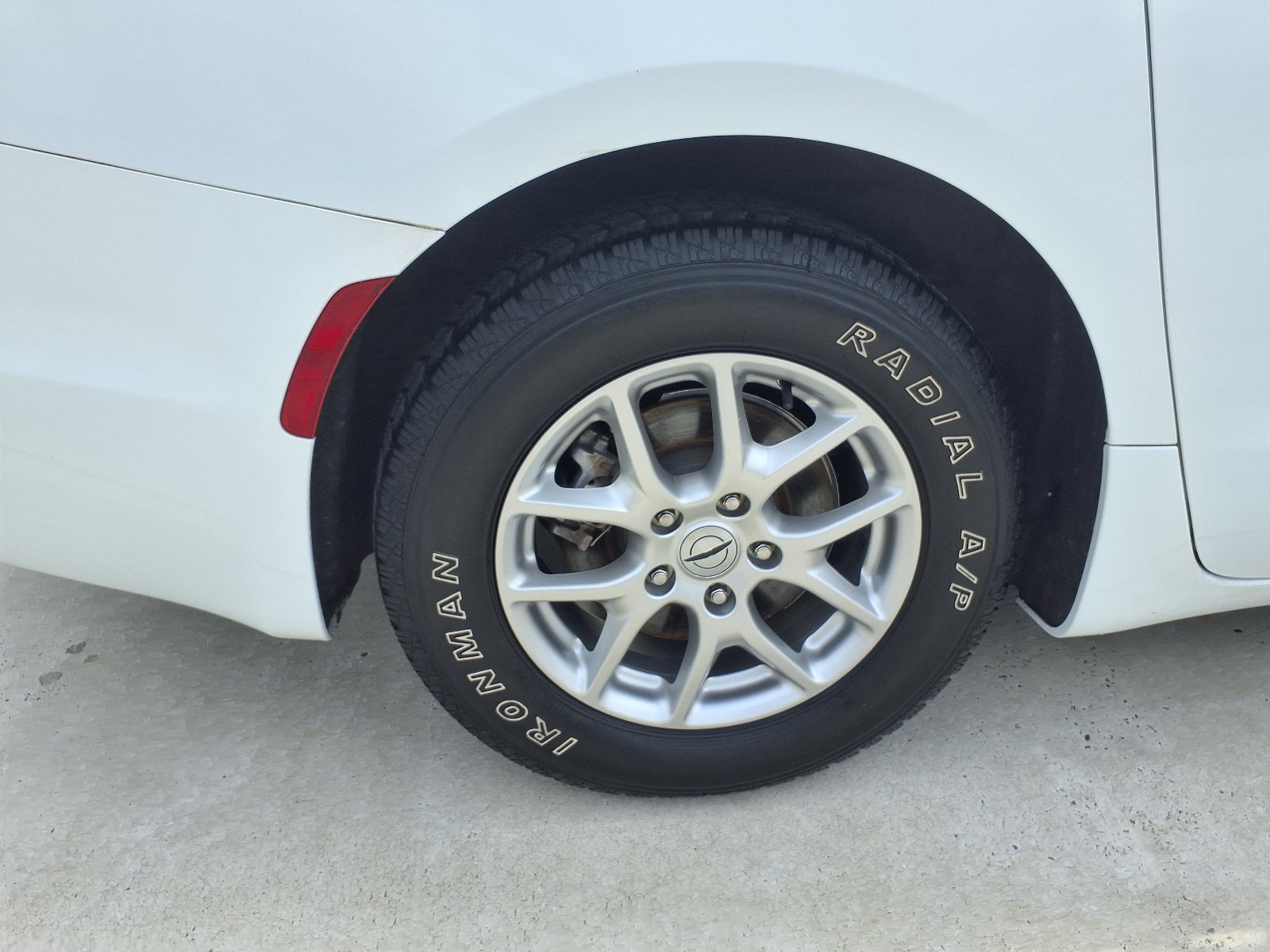 Used 2023 Chrysler Pacifica Touring-L FWD image 6