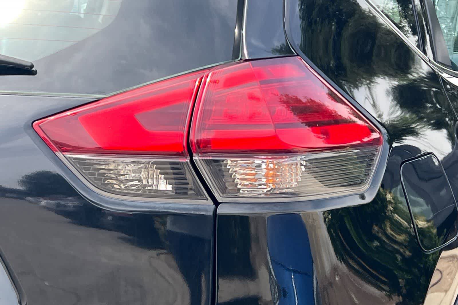 Used 2017 Nissan Rogue S FWD image 32