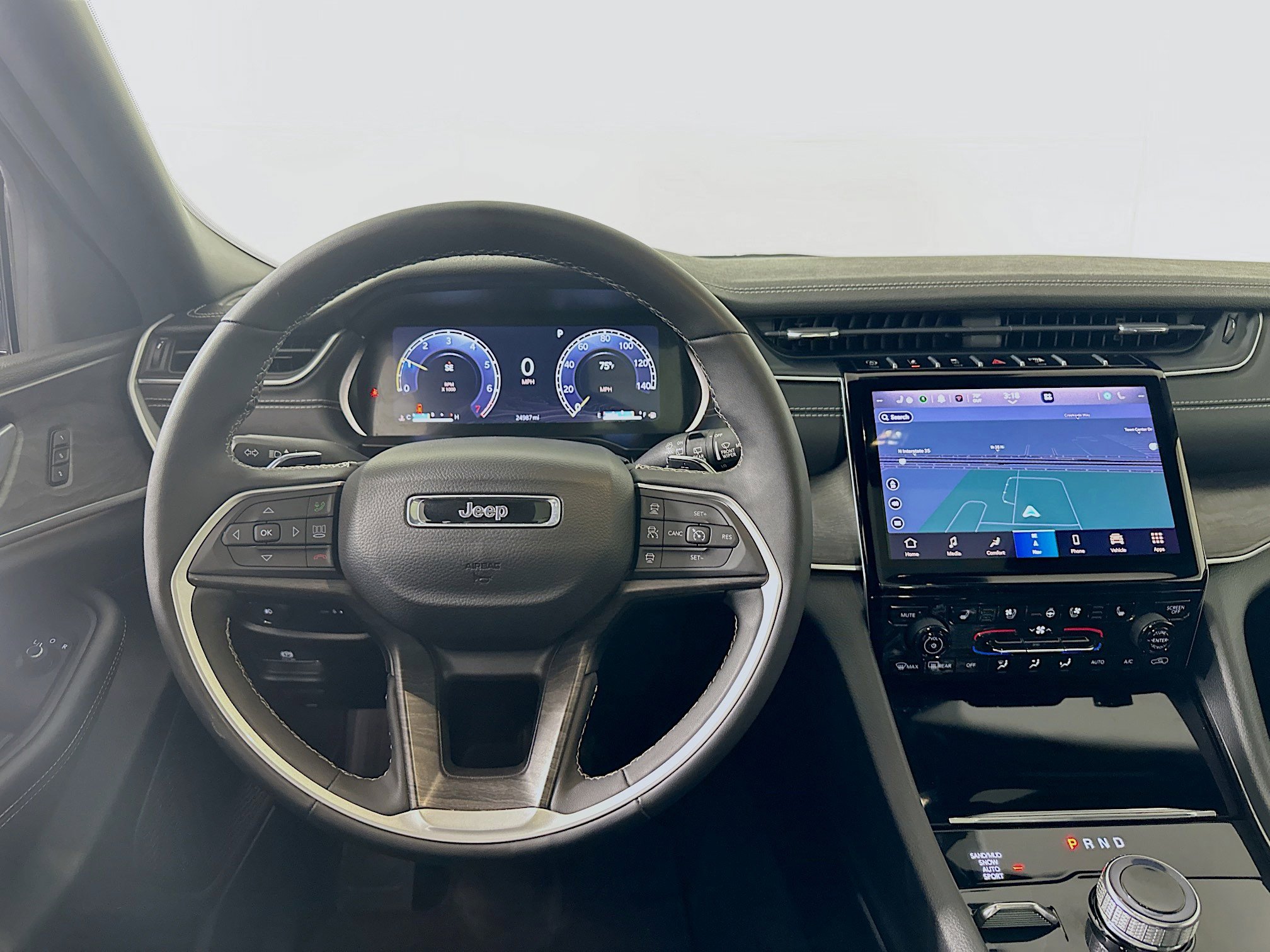 Used 2024 Jeep Grand Cherokee L Limited w/ Luxury Tech Group II image 17