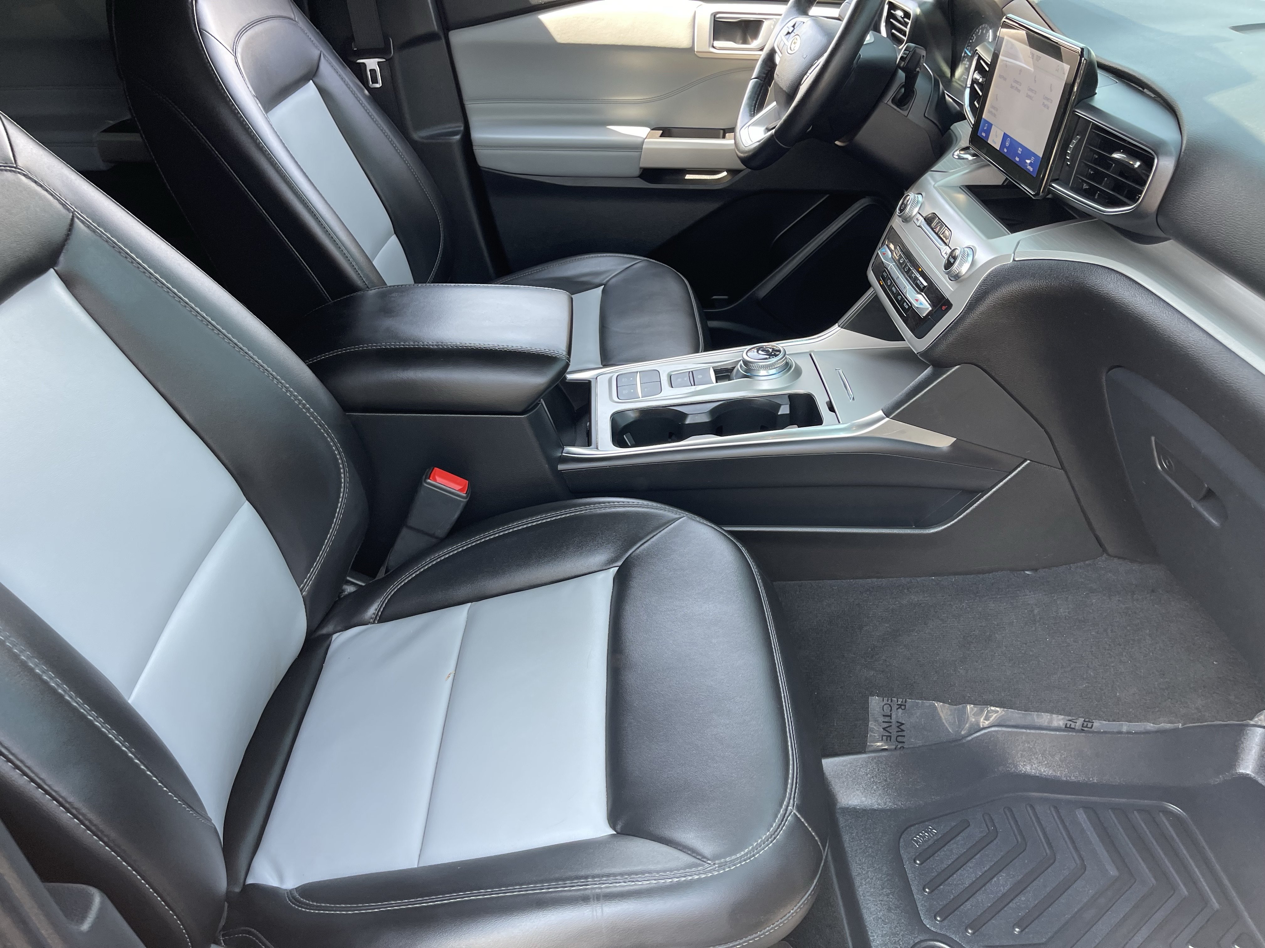 Used 2023 Ford Explorer XLT w/ Equipment Group 202A RWD image 10