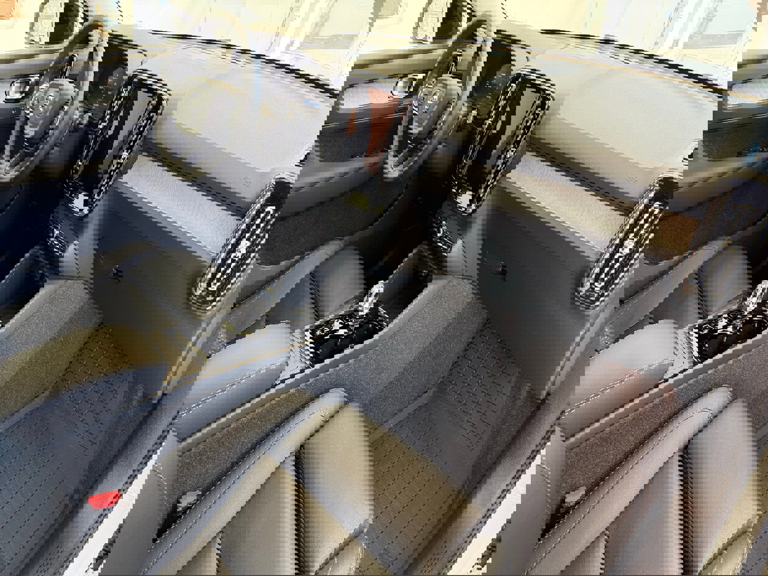 Certified 2025 Volvo XC40 B5 Plus image 24