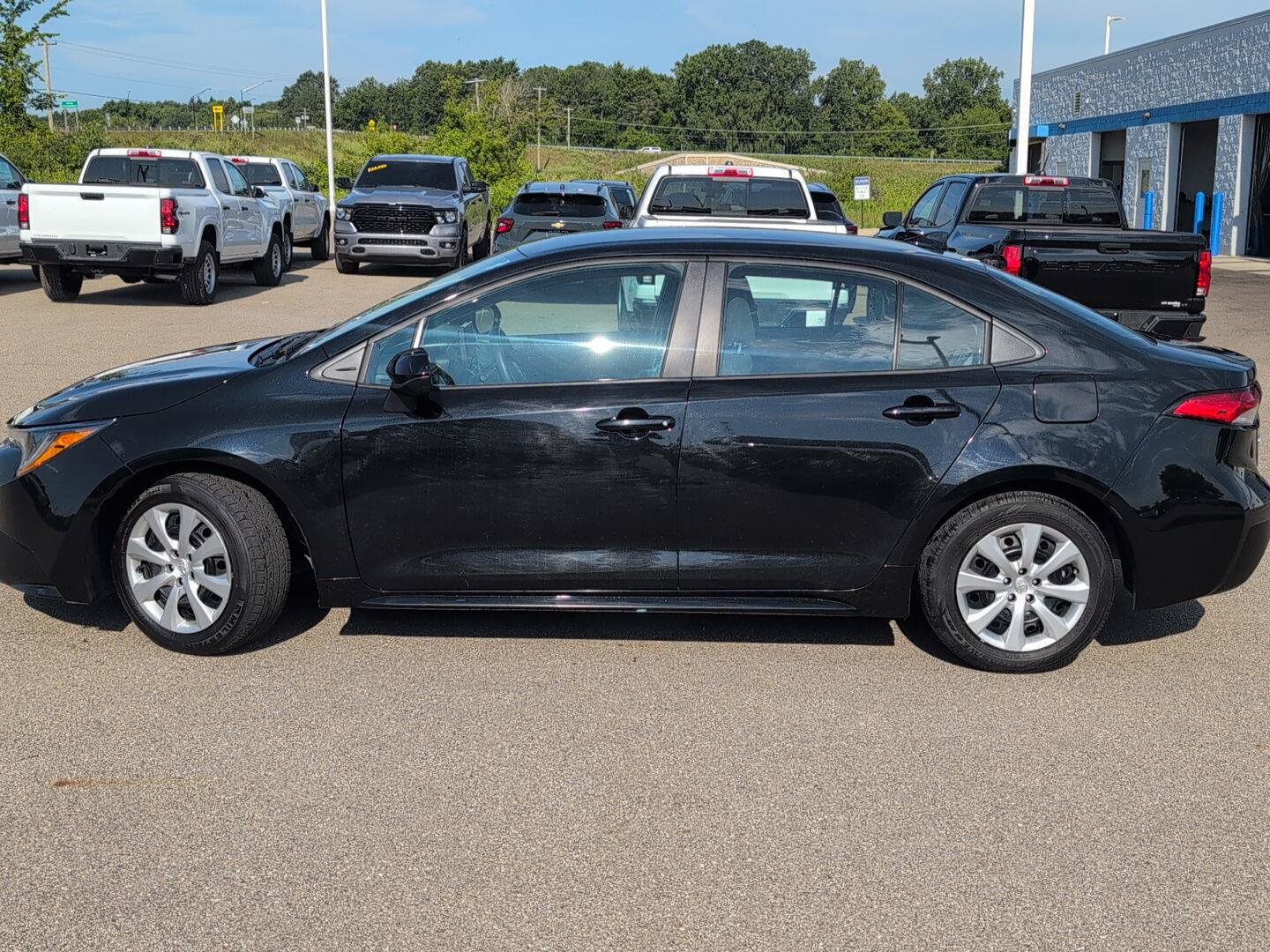Used 2024 Toyota Corolla LE FWD image 2