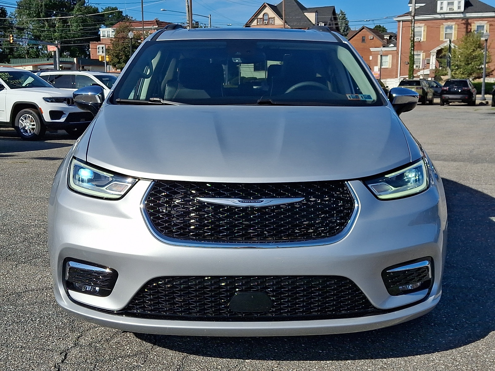 Used 2023 Chrysler Pacifica Limited w/ Uconnect Theater Family Group FWD image 2