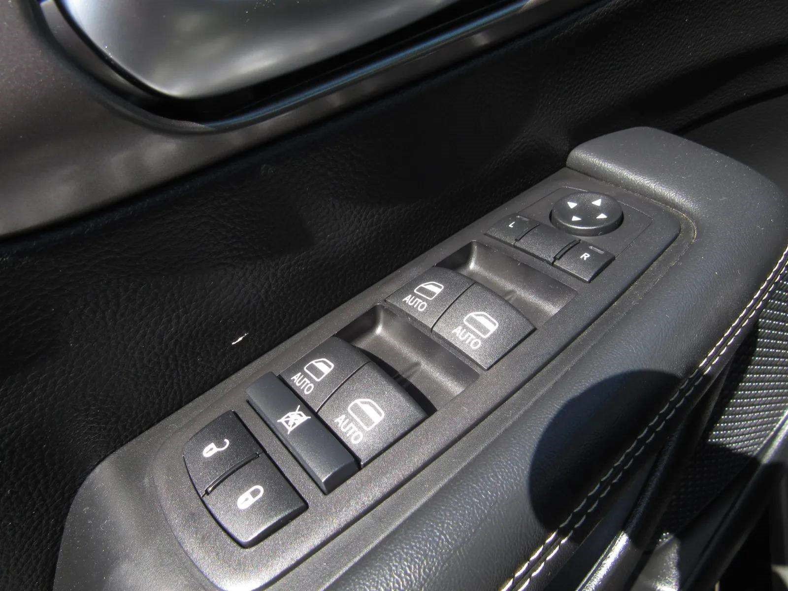 Used 2025 Chrysler Pacifica Select FWD image 23