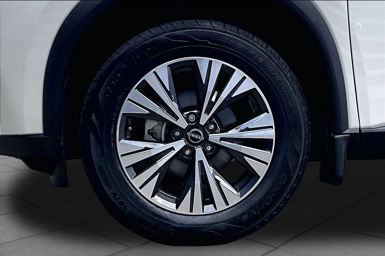 Used 2023 Nissan Rogue SV w/ SV Premium B Package FWD image 11