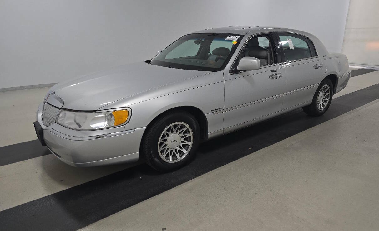 Used 2000 Lincoln Town Car Signature RWD image 8
