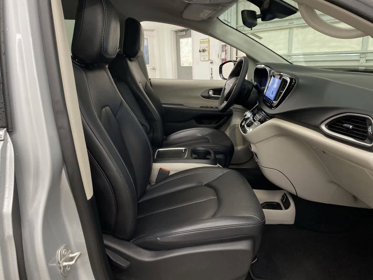 Used 2024 Chrysler Pacifica Touring-L FWD image 18