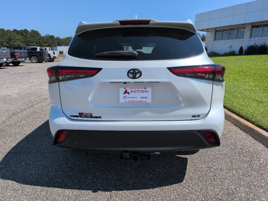 Used 2022 Toyota Highlander XLE FWD image 3