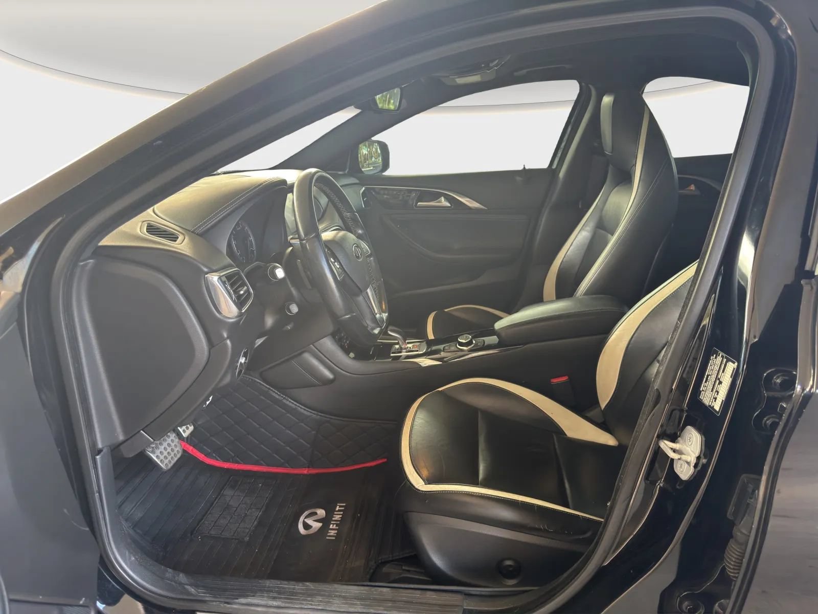Used 2017 INFINITI QX30 Sport w/ Sport Leather Package FWD image 8