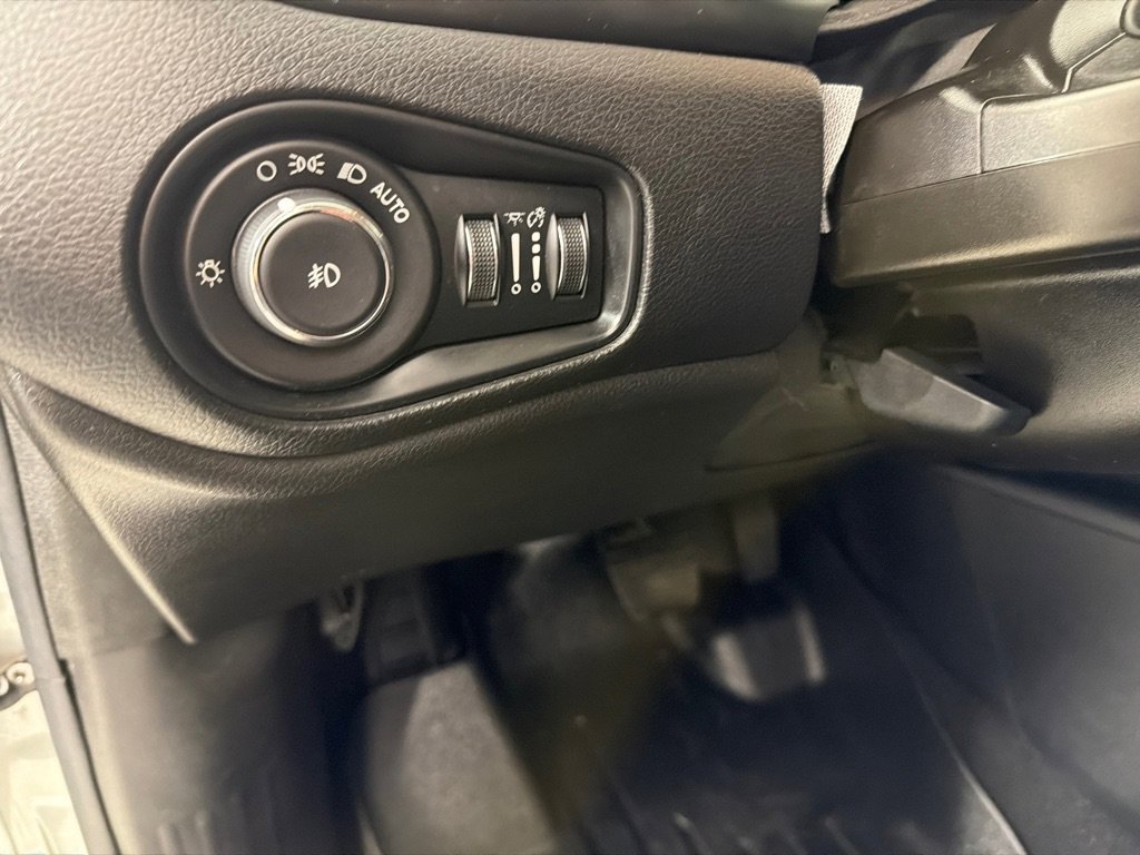 Used 2018 Jeep Renegade Altitude image 11