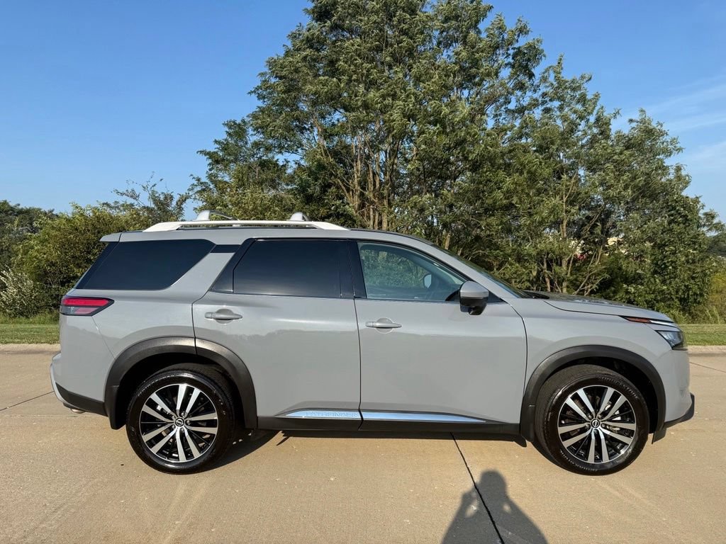 Used 2025 Nissan Pathfinder Platinum w/ Cargo Package AWD/4WD image 2