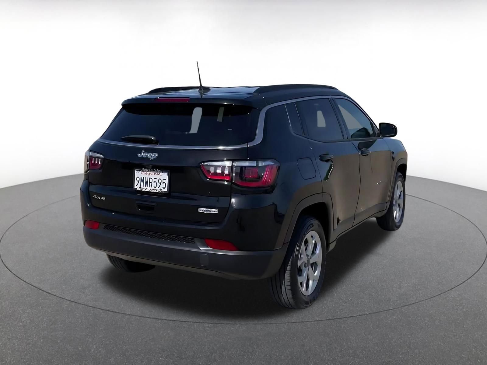 Used 2025 Jeep Compass Latitude AWD/4WD image 14