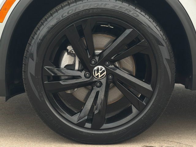 Used 2023 Volkswagen Tiguan SE R-Line FWD image 32