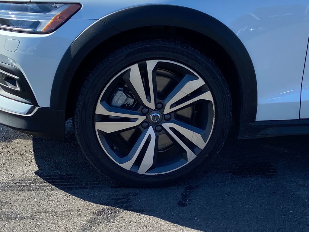 Used 2025 Volvo V60 B5 Cross Country Plus image 8