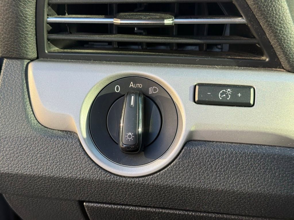 Used 2020 Volkswagen Passat 2.0T SE image 17