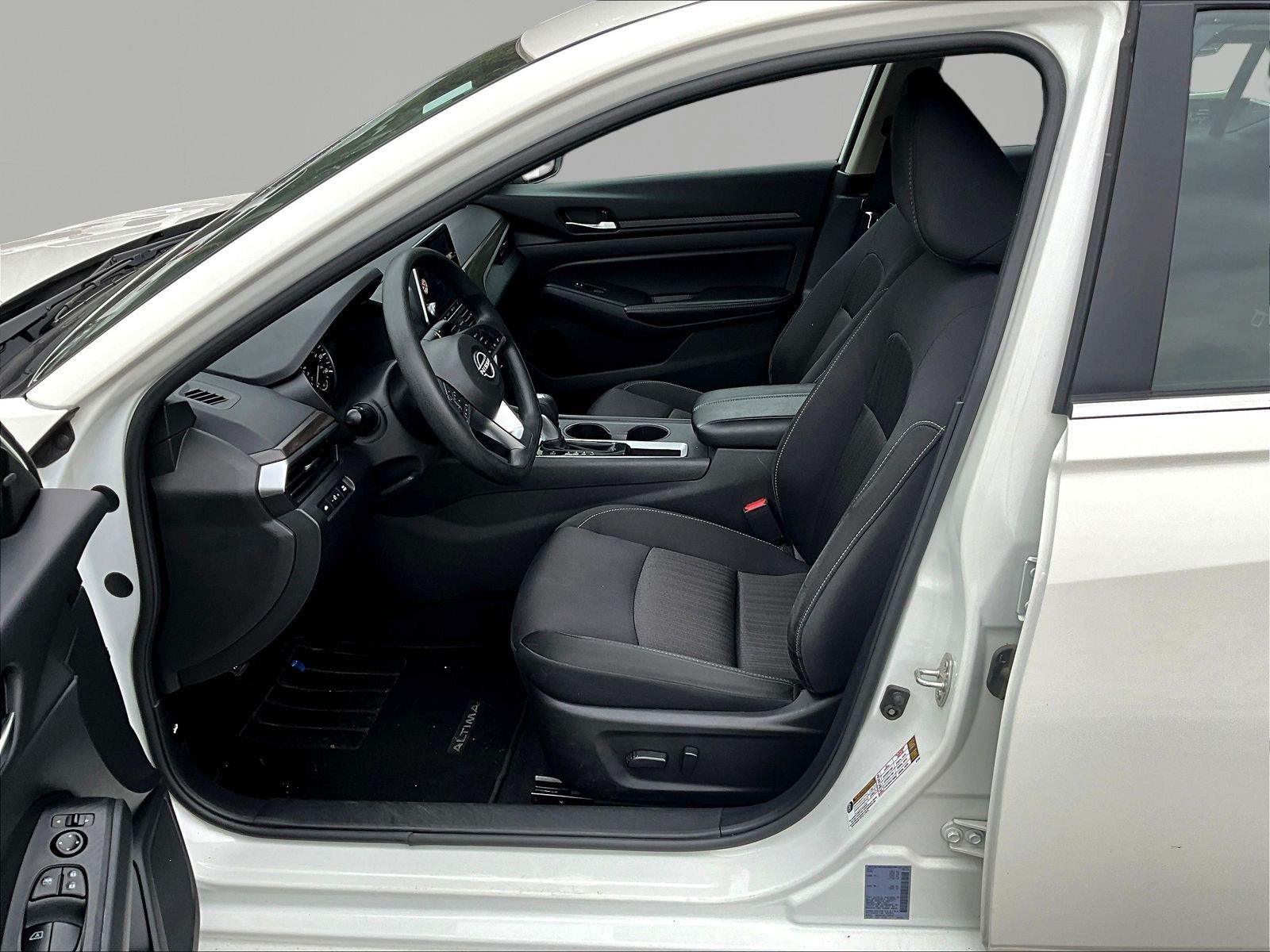 Used 2025 Nissan Altima 2.5 SV FWD image 21
