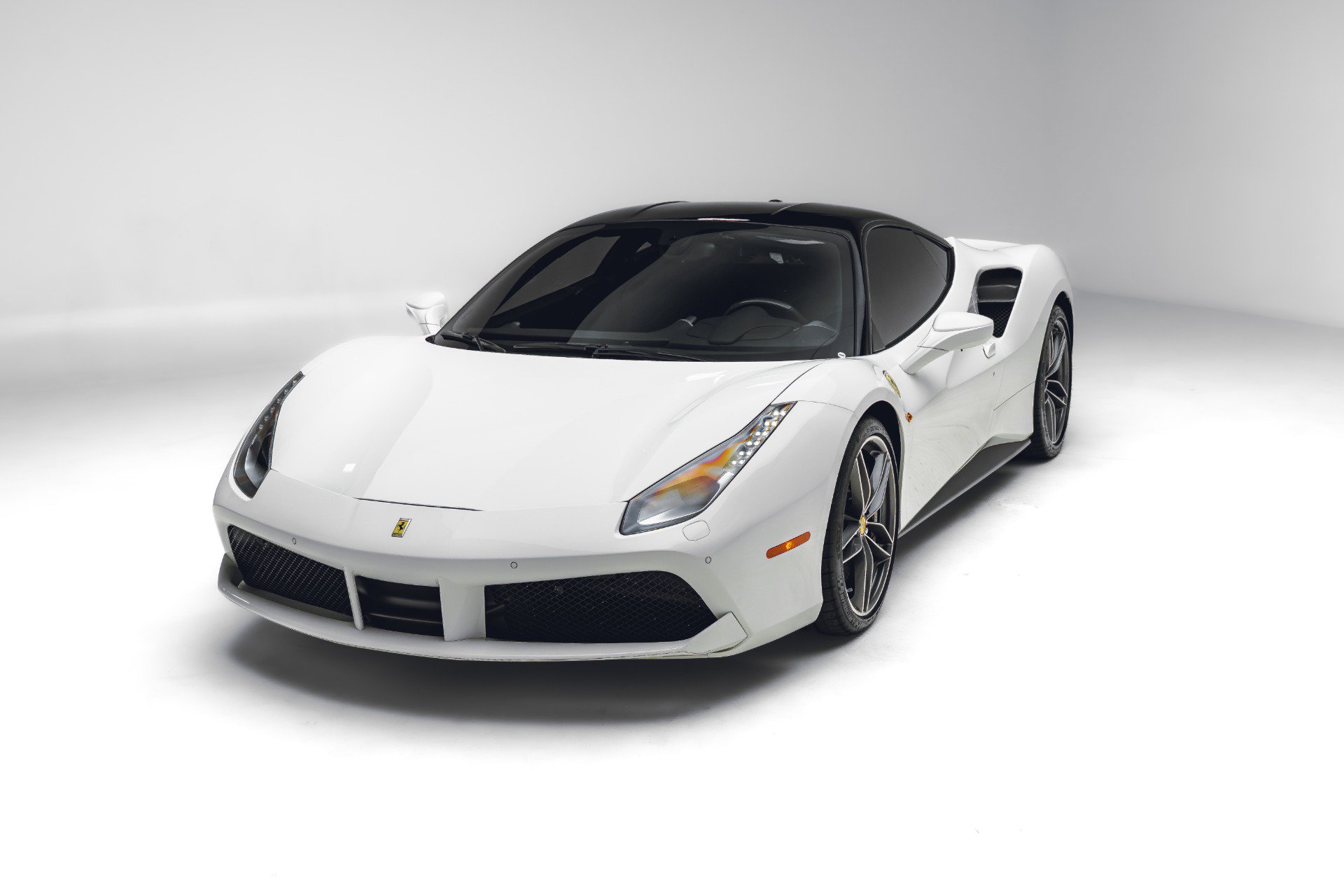 Used 2018 Ferrari 488 GTB RWD image 2