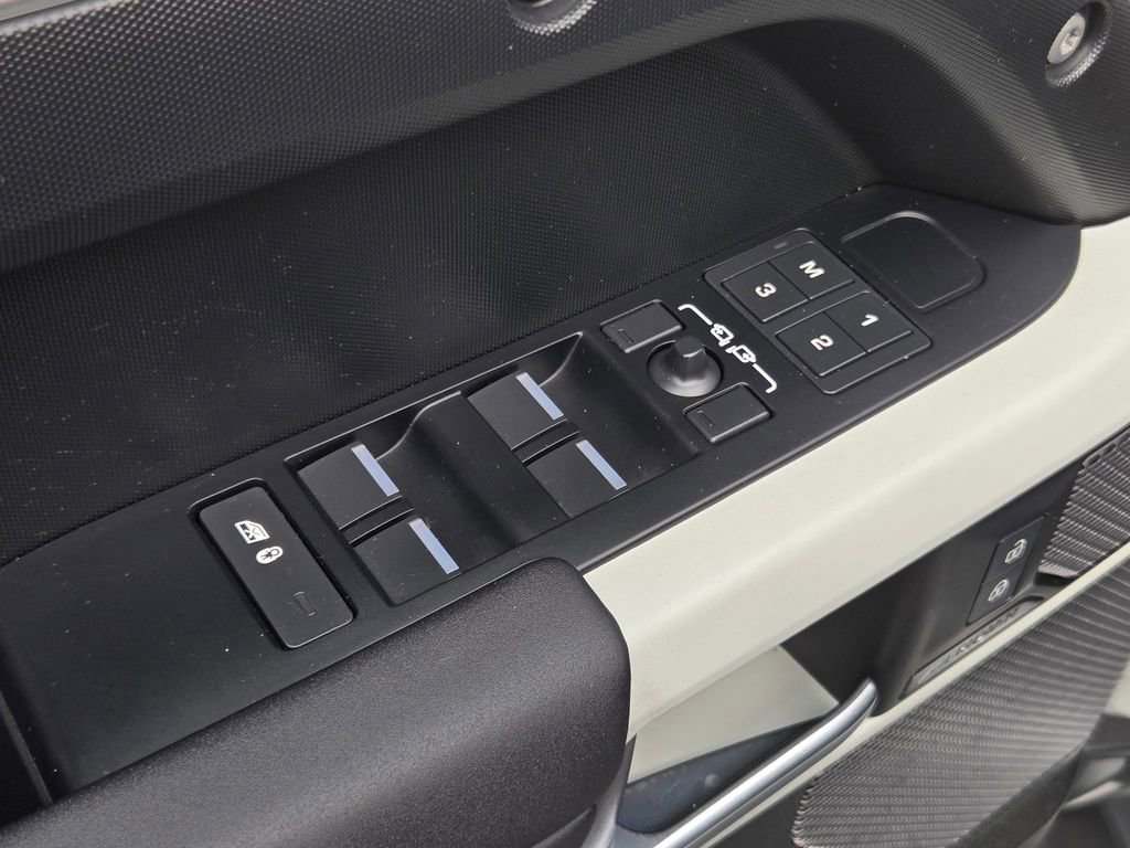 Used 2024 Land Rover Defender 110 X-Dynamic SE image 12