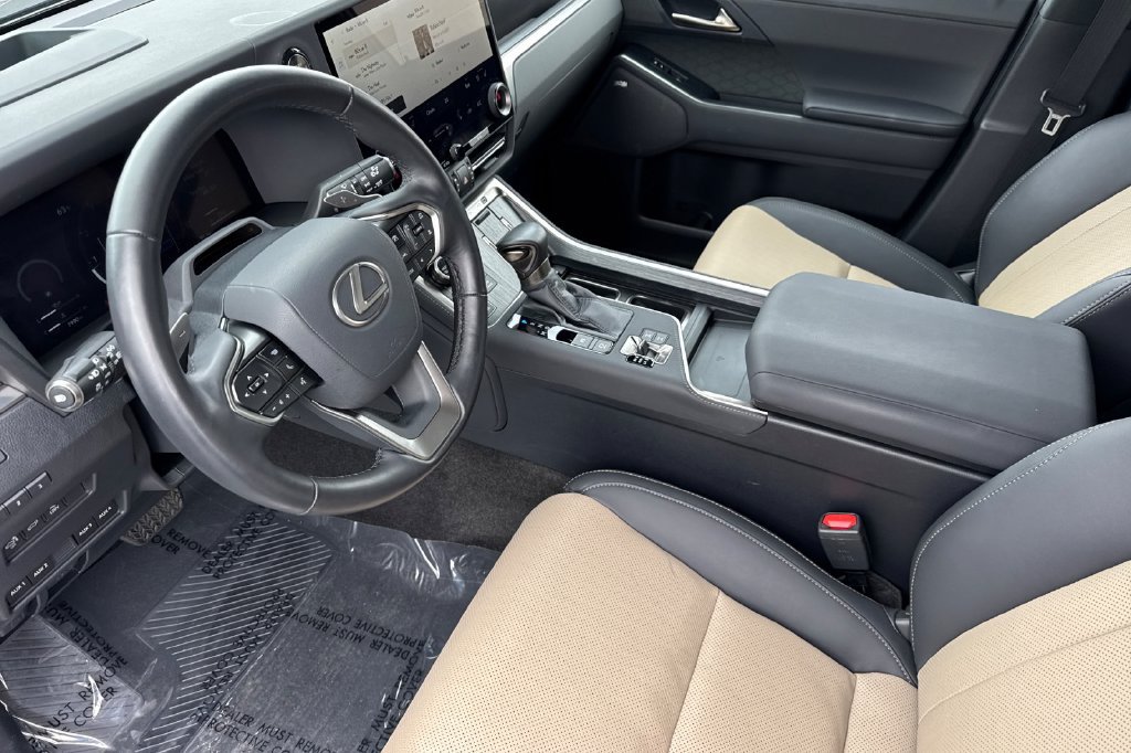 Used 2025 Lexus GX 550 w/ Accessory Package (32) AWD/4WD image 3