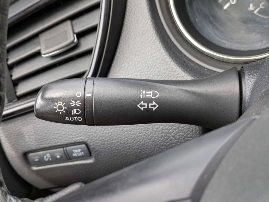 Used 2019 Nissan Rogue SV image 34