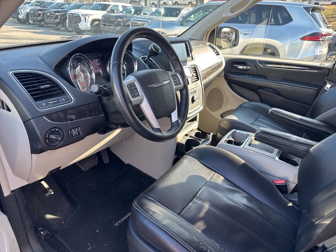 Used 2014 Chrysler Town & Country Touring w/ Driver Convenience Group image 8